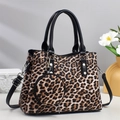 Borsa tote leopardata con portamonete rotondo e tracolla nera in set fotografico - Cachi