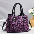 Borsa tote leopardata viola con pochette rotonda abbinata e tracolla regolabile - Viola