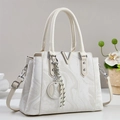 Elegante borsa a mano bianco crema marmorizzata con fibbia a V d'argento e tracolla - Bianco Sporco