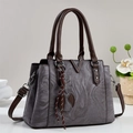 Borsa tote chic grigio marmorizzata con manici marroni e finiture in metallo argento - Grigio
