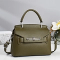Sac à bandoulière en cuir vert olive avec motif litchi, détails argentés et poignée - vert olive