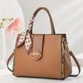 Sac à main en toile marron avec foulard en soie sur socle blanc pour look élégant - Jaune Terre