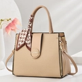 Sac à main tissé beige avec bordure en cuir kaki et foulard en soie sur support blanc - Khaki Clair