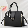 Détail du sac à bandoulière noir avec finitions dorées et foulard en soie pied-de-poule - Noir
