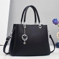 Minimalistische schwarze Streifen-Handtasche mit silbernem Smiley-Anhänger und Gurt - Schwarz