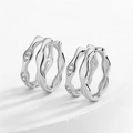 Unregelmäßige silberne Ohrklemmen mit Zirkonia-Besatz im minimalistischen Wellendesign - Wellenstruktur Silber Stil (EP5616A)