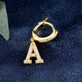 Gouden oorring met letter A hanger en witte zirkoon inleg voor een stijlvolle uitstraling - A Goud