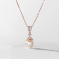 Dettaglio collana con pendente in perla oro rosa e zirconi a forma di goccia e foglie - Oro rosa