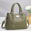 Borsa a mano verde oliva in pelle martellata con chiusura argento e ciondolo di perla - Verde