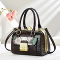 Elegant brown crocodile pattern handbag with diamond clip closure and pearl accents - L23cm H17cm W14cm / Coffee