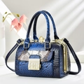 Dunkelblaue Abendhandtasche mit Krokodilleder-Prägung, Goldbeschlägen und Perlenverschluss - L23cm H17cm B14cm / Blau