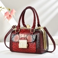 Elegante burgunderrote Handtasche mit Krokodilprägung, Perlendetail und Schlangenhaut-Akzent - L23cm H17cm B14cm / Burgunderrot