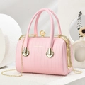 Bolso rosa con relieve, cierre de perla y cadena dorada en soporte geométrico - Rosa