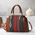 Detail der Textur-Handtasche mit braunem Leder und goldenem Blattanhänger mit Perlen - Burgunderrot