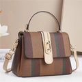 Borsa a mano vintage a righe in tessuto con manici in pelle e tracolla regolabile su sfondo neutro - Cachi