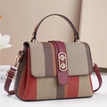 Dettaglio del tessuto intrecciato con cinturino in pelle bordeaux e chiusura a capsula dorata - Rosso