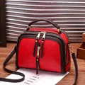 Bolso bandolera vintage en colores contrastados con textura de lichi roja y herrajes oro - Burdeos