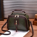 Bolso bandolera vintage en forma de concha, verde oscuro y marrón, detalles dorados - Verde