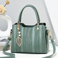 Bolso verde menta elegante con textura de ondas y detalle de colgante de perla - verde claro