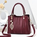 Bolso elegante rojo vino con relieve de ondas y colgante decorativo de hoja metálica - Granate