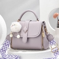 Borsa tote lavanda in pelle martellata con tracolla geometrica e ciondolo a pompon bianco - Viola