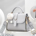 Sac à main en cuir litchi gris clair avec bandoulière géométrique sur socle blanc - L22 L12 H17 Poignée8 / Gris