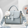 Sac fourre-tout en cuir grainé bleu-gris clair avec bandoulière et pompon en peluche - L22 L12 H17 Poignée8 / Bleu Ciel