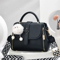 Borsa tote nera in pelle litchi con ciondolo di peluche e tracolla ampia fantasia - Nero