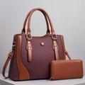 Dettaglio di un set di due borse in tessuto intrecciato viola e finta pelle marrone - L32cm L13cm A23cm / caffè