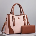 Dettaglio borsa a mano in trama rosa con finiture in pelle marrone e portafoglio abbinato - L32cm L13cm A23cm / Rosa