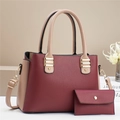 Détail du sac à main en cuir grainé bordeaux et beige avec son petit portefeuille - Rouge
