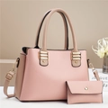 Détail du sac cabas rose et beige à motif litchi avec sa petite pochette assortie - Rose