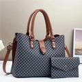 Détail d'un ensemble de sacs gris à motifs géométriques avec des anses en cuir marron - Noir avec Marron