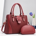 Detalle del conjunto de bolso burdeos con herrajes dorados y textura plisada elegante - Rojo
