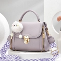 Lavendel bucket bag met litchi-textuur, pompon-bedeltje en geweven schouderriem met motief - Paars