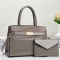 Dettaglio del set borsa grigia con motivo a pietra, hardware dorato e pochette coordinata - Grigio