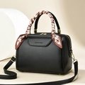 Zwarte bucket bag met lychee-patroon en houndstooth zijden sjaal aan het handvat - Zwart