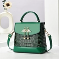 Mini sac à main vert foncé en cuir verni gaufré croco avec boucle cœur et bandoulière - Vert