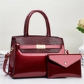 Set borsa a mano bordeaux in pelle verniciata con patta a coccodrillo e fibbia dorata - Rosso