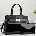 Dettaglio della borsa in pelle verniciata nera con motivo a coccodrillo e fibbia d'oro - Nero