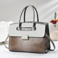Elegante bolso de mano con patrón de cocodrilo en gris y marrón y hebilla de metal - Gris