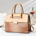 Elegante bolso beige con grabado de cocodrilo, hebilla dorada y correa ajustable - Caqui