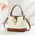 Elegante Bucket Bag in Creme und Braun mit Litschi-Struktur und goldener Bärensperre - Cremeweiß