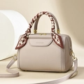 Beige Boston-tas van generfd leer met zijden sjaalhandvat en goudkleurige metalen hardware - Grijs