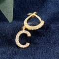 Goldener Ohrring mit Buchstaben C Anhänger und funkelnden Zirkonia Steinen - C Gold