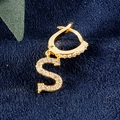 Goldener Huggie-Ohrring mit Buchstaben-S-Anhänger und funkelnden Zirkoniasteinen - Buchstabe S Gold