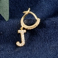 Goldener Creolen-Ohrring mit Buchstabe J und Zirkonia auf dunkelblauem Samt - Buchstabe J Gold
