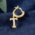 Vergoldeter Creolen-Ohrring mit Zirkonia-Buchstabe T auf blauem Samthintergrund - Buchstabe T Gold