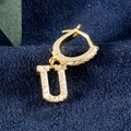 Eleganter goldener Huggie-Ohrring mit Zirkon-Buchstabe U Anhänger für Damen - Buchstabe U Gold