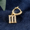 Goldener Huggie-Ohrring mit Buchstabe M Anhänger und funkelndem Zirkonia-Besatz - Buchstabe M Gold